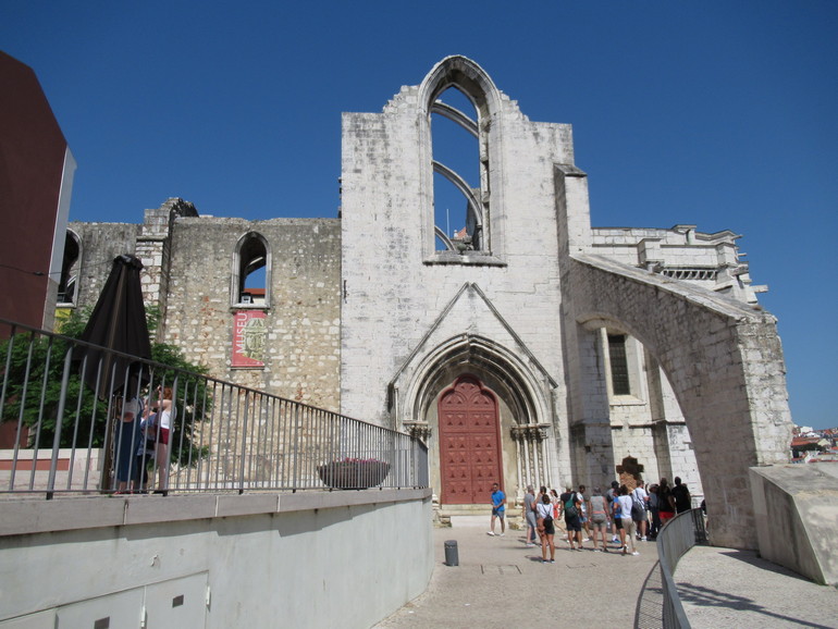 De kerk zonder dak na aardbeving in 1755